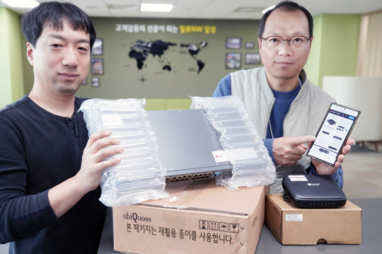 LG유플러스 직원이 새로 도입한 네트워크 장비 친환경 포장재를 소개하고 있다. LG유플러스 제공